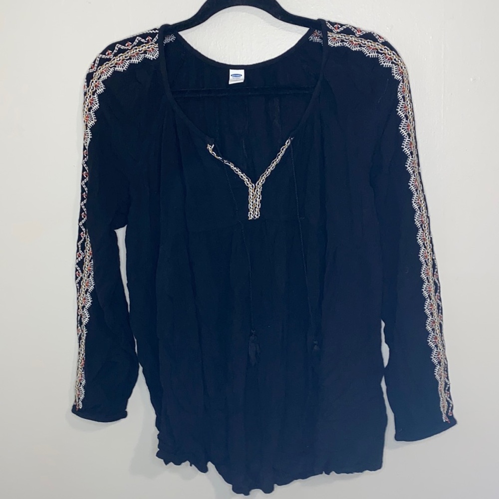 🪿Adorable black long sleeved patterned top! - Picture 2 of 7